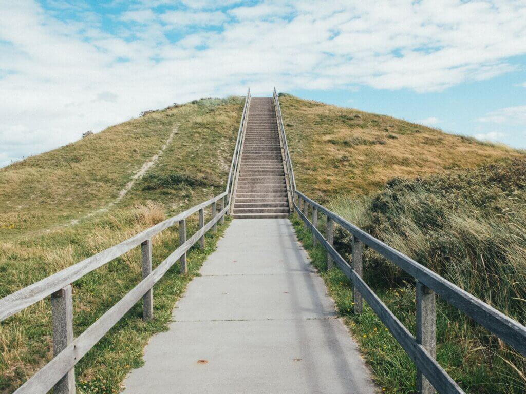 Un chemin qui monte dans les dunes.